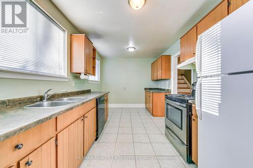 468 Anthony Drive, Oakville, ON - Indoor Photo Showing Kitchen With Double Sink