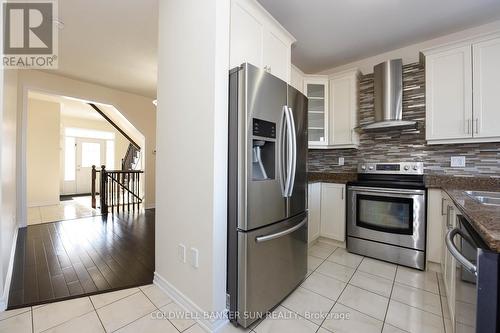 124 Tysonville Circle, Brampton, ON - Indoor Photo Showing Kitchen