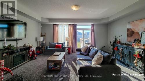 33 Fairgrounds Drive, Hamilton, ON - Indoor Photo Showing Living Room