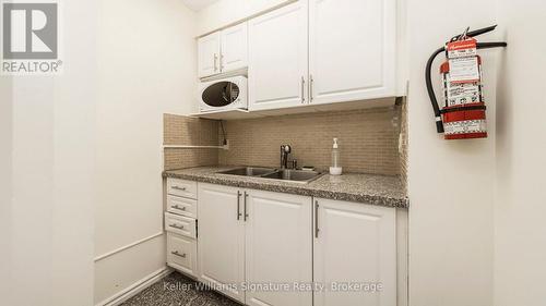 1601 - 3170 Kirwin Avenue, Mississauga (Cooksville), ON - Indoor Photo Showing Kitchen With Double Sink