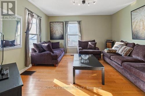 28 Byng Avenue, Brockville, ON - Indoor Photo Showing Living Room