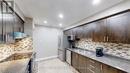 2798 Lindholm Crescent, Mississauga, ON - Indoor Photo Showing Kitchen With Double Sink With Upgraded Kitchen