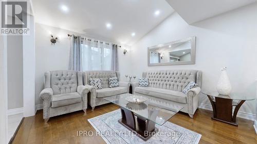 2798 Lindholm Crescent, Mississauga, ON - Indoor Photo Showing Living Room