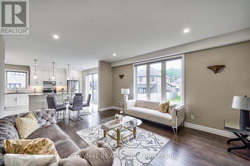 538 Masters Drive, Woodstock, ON - Indoor Photo Showing Living Room