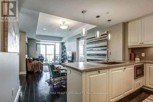 725 - 3500 Lakeshore Road, Oakville, ON - Indoor Photo Showing Kitchen With Upgraded Kitchen