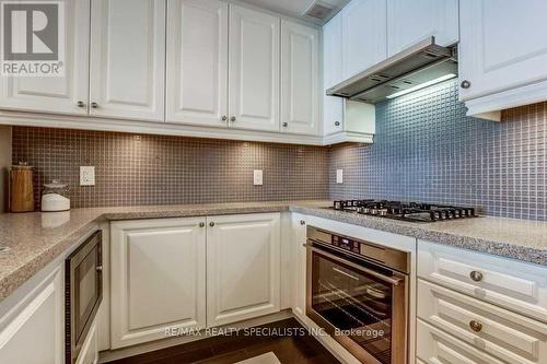 725 - 3500 Lakeshore Road, Oakville, ON - Indoor Photo Showing Kitchen With Upgraded Kitchen