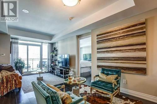 725 - 3500 Lakeshore Road, Oakville, ON - Indoor Photo Showing Living Room