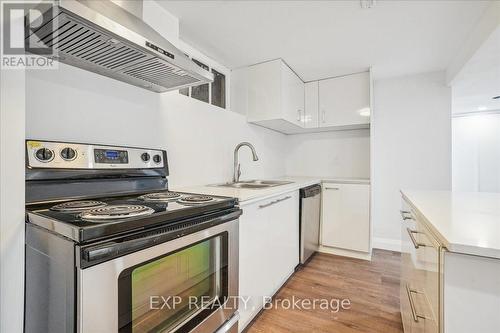 118 Deschene Avenue, Hamilton, ON - Indoor Photo Showing Kitchen