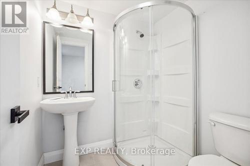 118 Deschene Avenue, Hamilton, ON - Indoor Photo Showing Bathroom