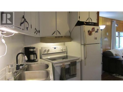 5662 Horse Lake Road, 100 Mile House, BC - Indoor Photo Showing Kitchen With Double Sink