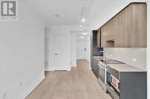 1902 - 3900 Confederation Parkway E, Mississauga, ON - Indoor Photo Showing Kitchen