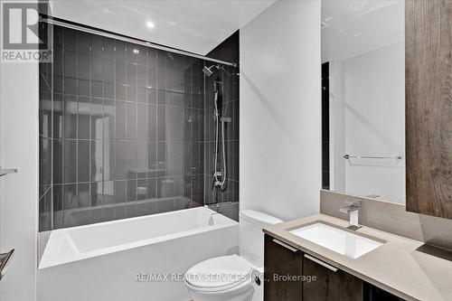 1902 - 3900 Confederation Parkway E, Mississauga, ON - Indoor Photo Showing Bathroom