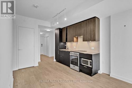 1902 - 3900 Confederation Parkway E, Mississauga, ON - Indoor Photo Showing Kitchen