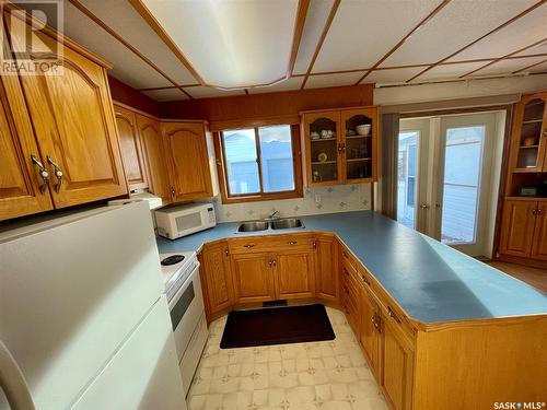 715 6Th Avenue, Hudson Bay, SK - Indoor Photo Showing Kitchen With Double Sink