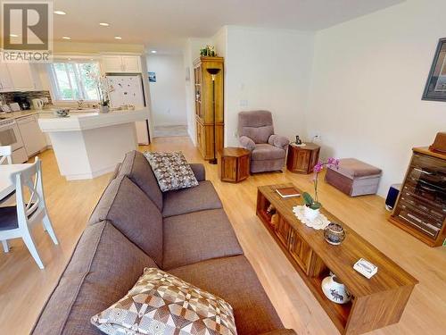 16-4897 Ontario Ave, Powell River, BC - Indoor Photo Showing Living Room