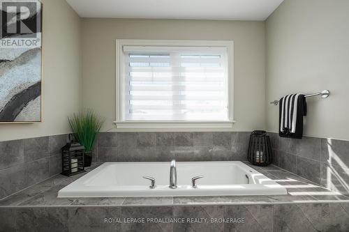 657 Gwen Avenue, Kingston (City Northwest), ON - Indoor Photo Showing Bathroom