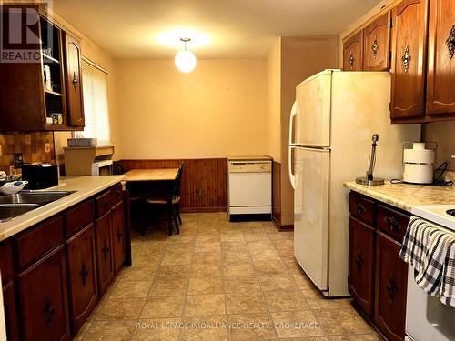 798 Arundel Place, Kingston (South Of Taylor-Kidd Blvd), ON - Indoor Photo Showing Kitchen With Double Sink