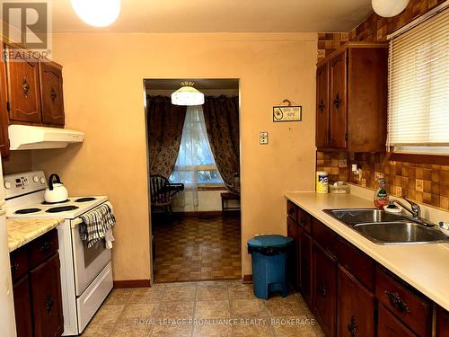 798 Arundel Place, Kingston (South Of Taylor-Kidd Blvd), ON - Indoor Photo Showing Kitchen With Double Sink