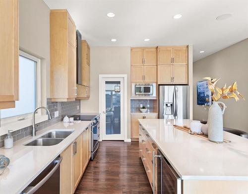 10 Sundog Drive, Winnipeg, MB - Indoor Photo Showing Kitchen With Double Sink With Upgraded Kitchen