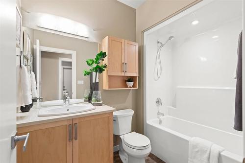 10 Sundog Drive, Winnipeg, MB - Indoor Photo Showing Bathroom