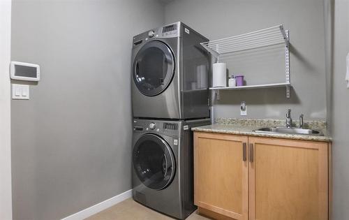 10 Sundog Drive, Winnipeg, MB - Indoor Photo Showing Laundry Room