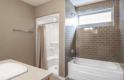 10 Sundog Drive, Winnipeg, MB - Indoor Photo Showing Bathroom