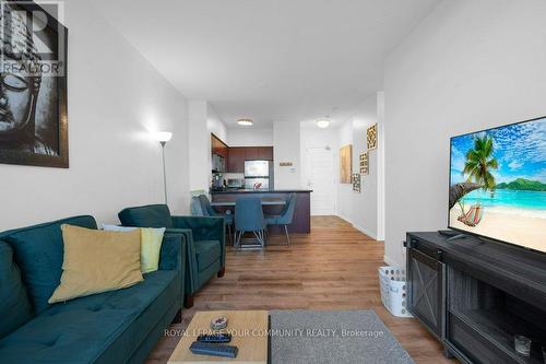 Ph07 - 310 Red Maple Road, Richmond Hill, ON - Indoor Photo Showing Living Room