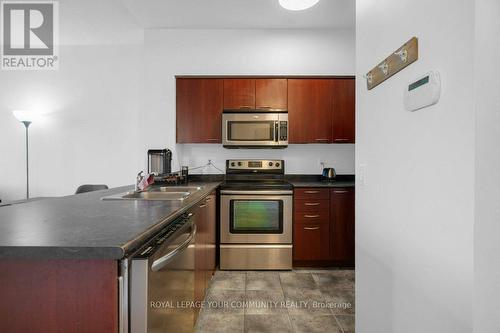 Ph07 - 310 Red Maple Road, Richmond Hill, ON - Indoor Photo Showing Kitchen With Double Sink