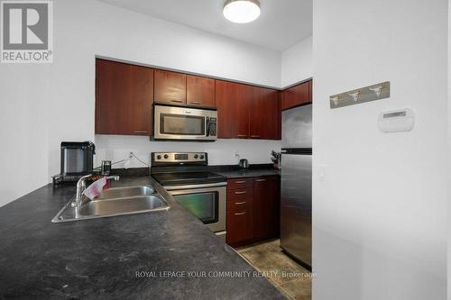 Ph07 - 310 Red Maple Road, Richmond Hill, ON - Indoor Photo Showing Kitchen With Double Sink