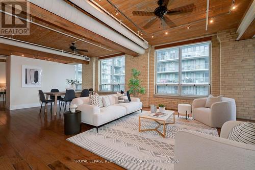 406 - 781 King Street W, Toronto, ON - Indoor Photo Showing Living Room