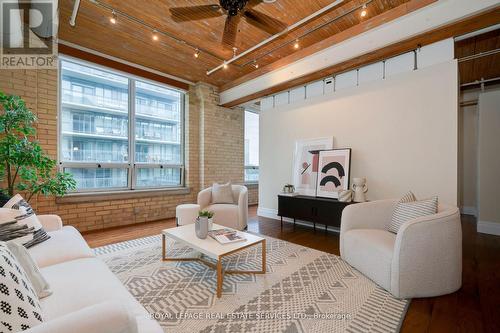 406 - 781 King Street W, Toronto, ON - Indoor Photo Showing Living Room