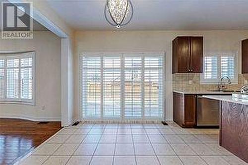 80 Serano Crescent, Richmond Hill, ON - Indoor Photo Showing Kitchen