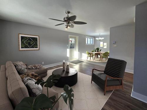 Salon - 176 60E Avenue, Pointe-Calumet, QC - Indoor Photo Showing Living Room