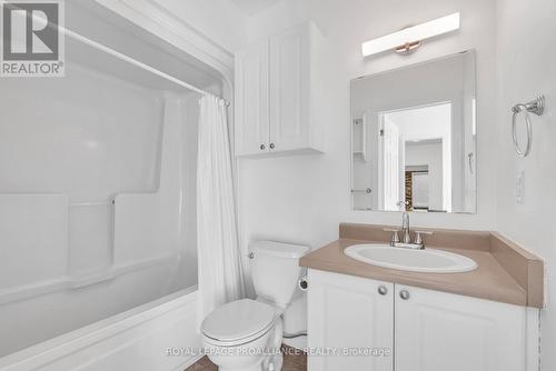 106 Robert'S Row, Cobourg, ON - Indoor Photo Showing Bathroom