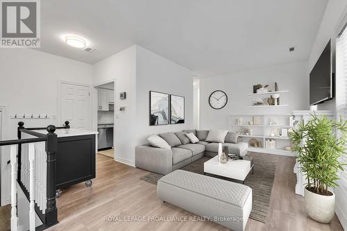 106 Robert'S Row, Cobourg, ON - Indoor Photo Showing Living Room