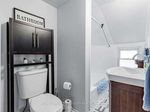 58 Main St N, Newmarket, ON - Indoor Photo Showing Bathroom