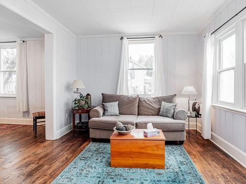 58 Main St N, Newmarket, ON - Indoor Photo Showing Living Room