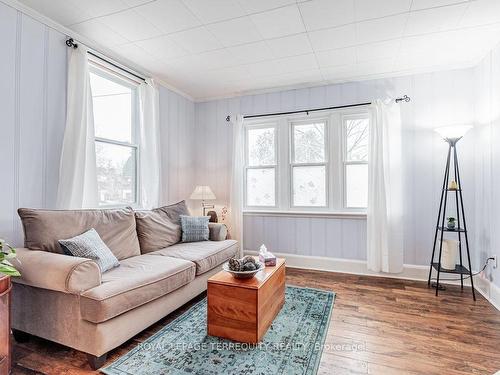 58 Main St N, Newmarket, ON - Indoor Photo Showing Living Room