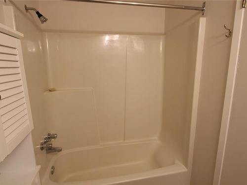 114-3185 Barons Rd, Nanaimo, BC - Indoor Photo Showing Bathroom