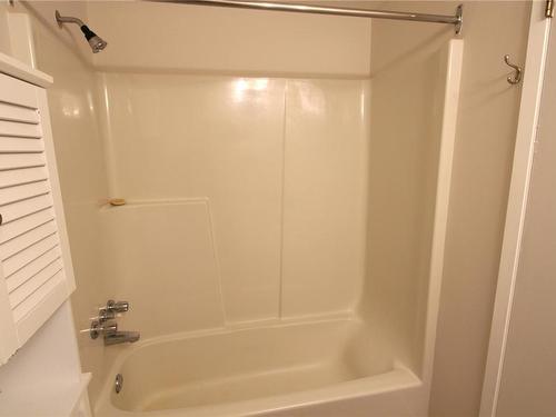 114-3185 Barons Rd, Nanaimo, BC - Indoor Photo Showing Bathroom