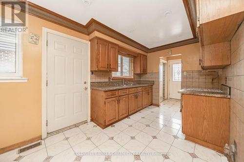 4211 Brandon Gate Drive, Mississauga, ON - Indoor Photo Showing Kitchen