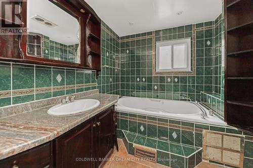 4211 Brandon Gate Drive, Mississauga, ON - Indoor Photo Showing Bathroom