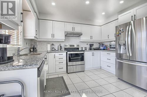 3398 Crimson King Circle, Mississauga, ON - Indoor Photo Showing Kitchen With Upgraded Kitchen