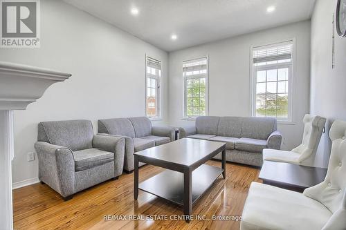 3398 Crimson King Circle, Mississauga, ON - Indoor Photo Showing Living Room