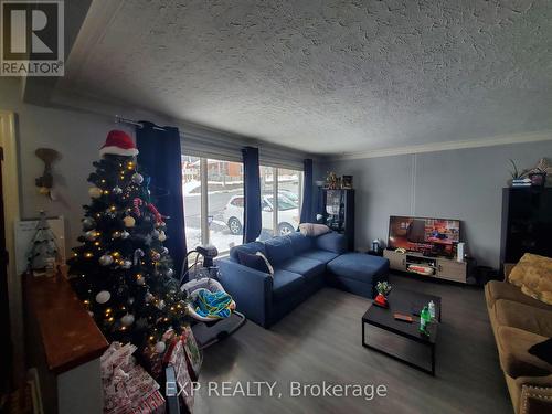 662 Sherbrooke Street, Peterborough, ON - Indoor Photo Showing Living Room