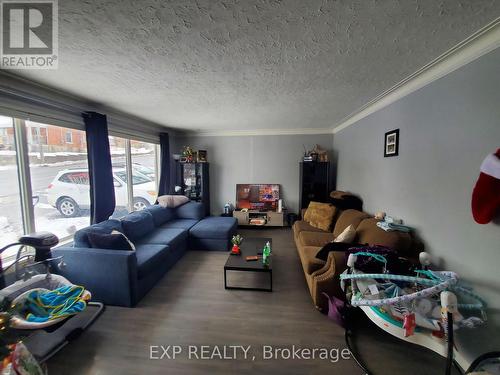 662 Sherbrooke Street, Peterborough, ON - Indoor Photo Showing Living Room