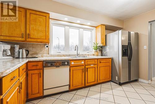 5100 White Church Road, Hamilton, ON - Indoor Photo Showing Kitchen With Double Sink