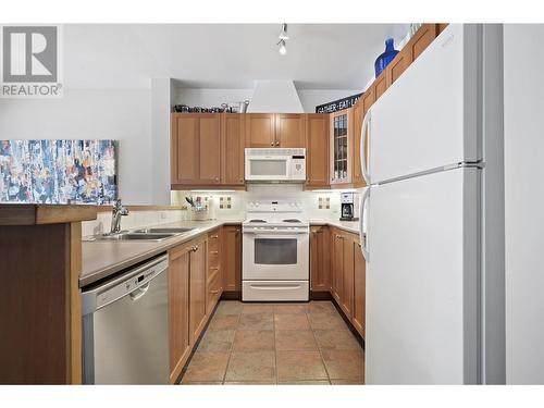 2002 Panorama Drive Unit# 32, Panorama, BC - Indoor Photo Showing Kitchen With Double Sink