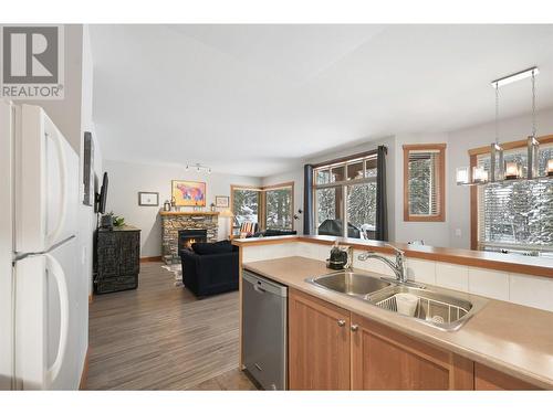 2002 Panorama Drive Unit# 32, Panorama, BC - Indoor Photo Showing Kitchen With Double Sink