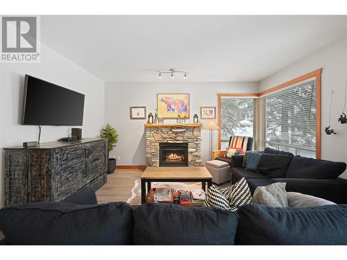 2002 Panorama Drive Unit# 32, Panorama, BC - Indoor Photo Showing Living Room With Fireplace